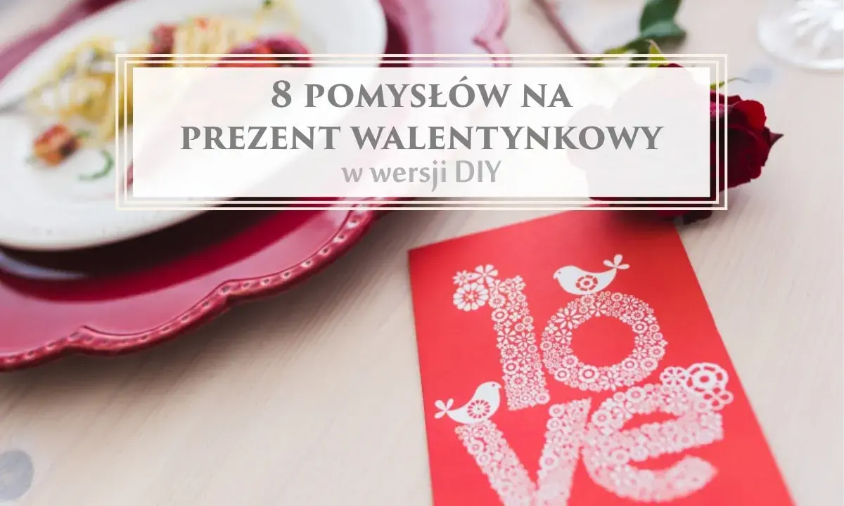 Walentynkowe inspiracje na diy własnoręczny prezent. Czerwona kartka z napisem "love" i róża na stole.