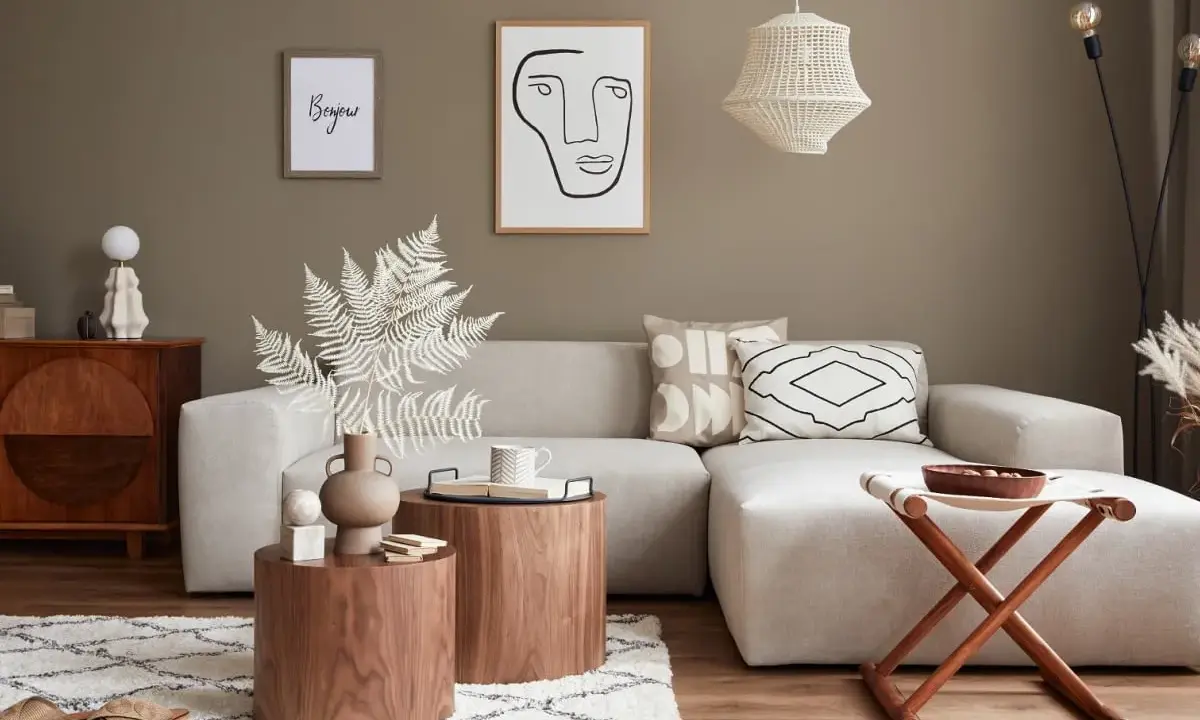 Przytulny salon w stylu feng shui z beżową sofą, drewnianymi stolikami i dekoracjami.