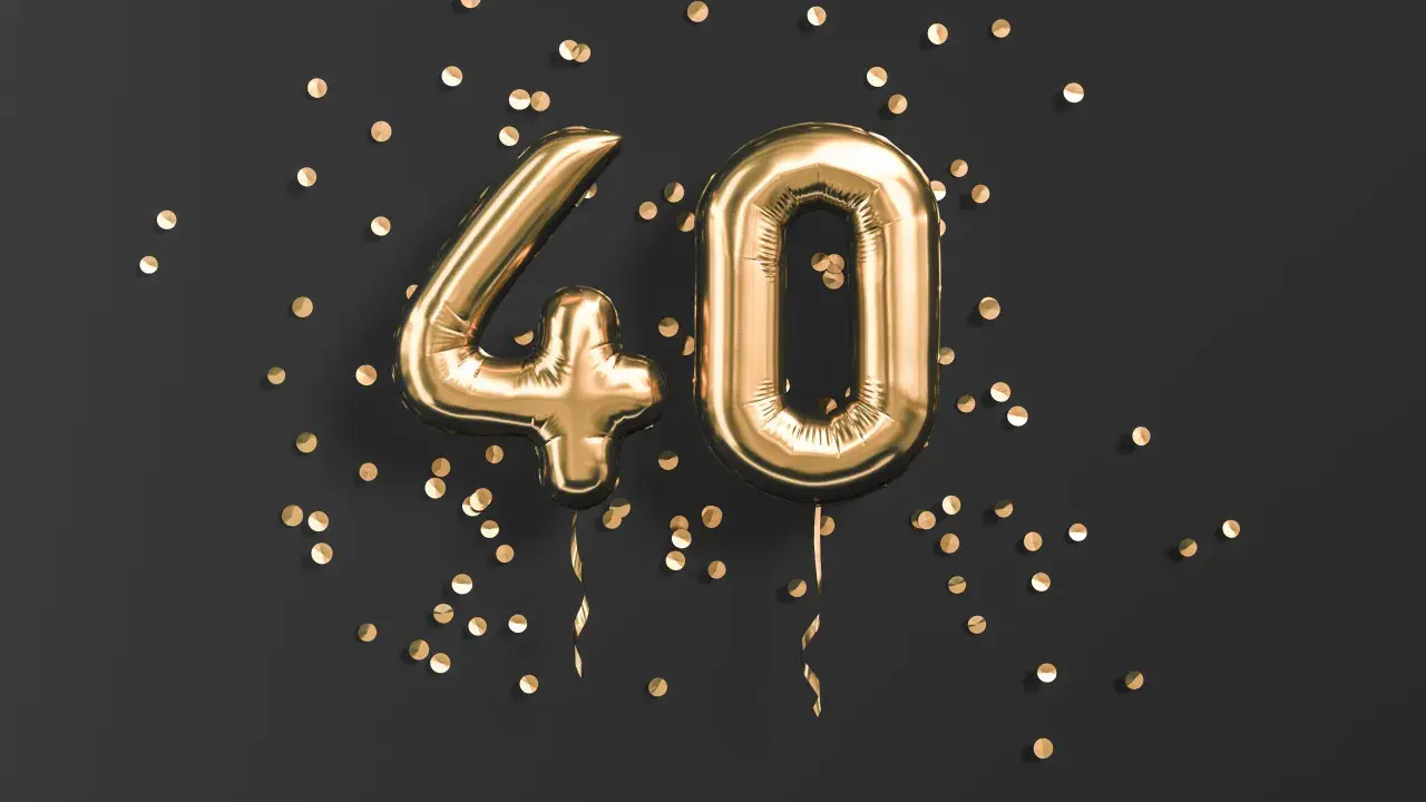 Złote balony z cyfrą 40 i konfetti na czarnym tle. Idealne na refleksje na 40 urodziny.