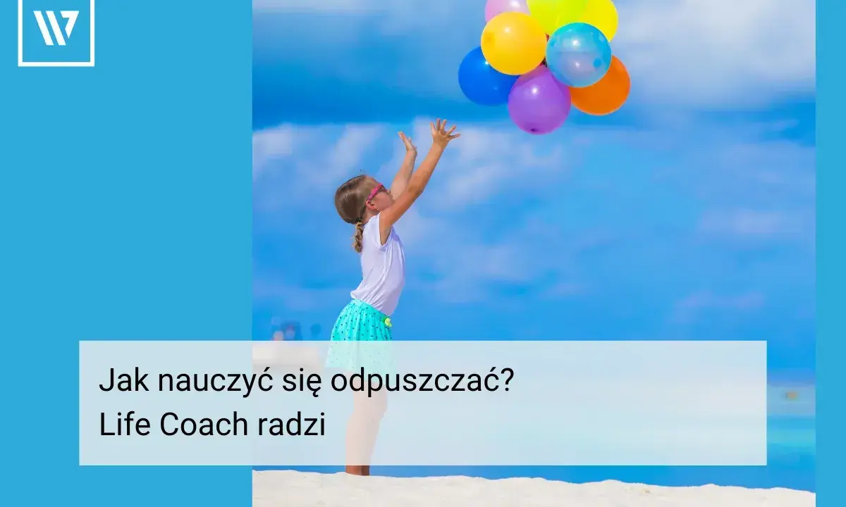 Dziewczynka łapie kolorowe balony na plaży. Czasem warto nauczyć się odpuszczać, by poczuć lekkość.