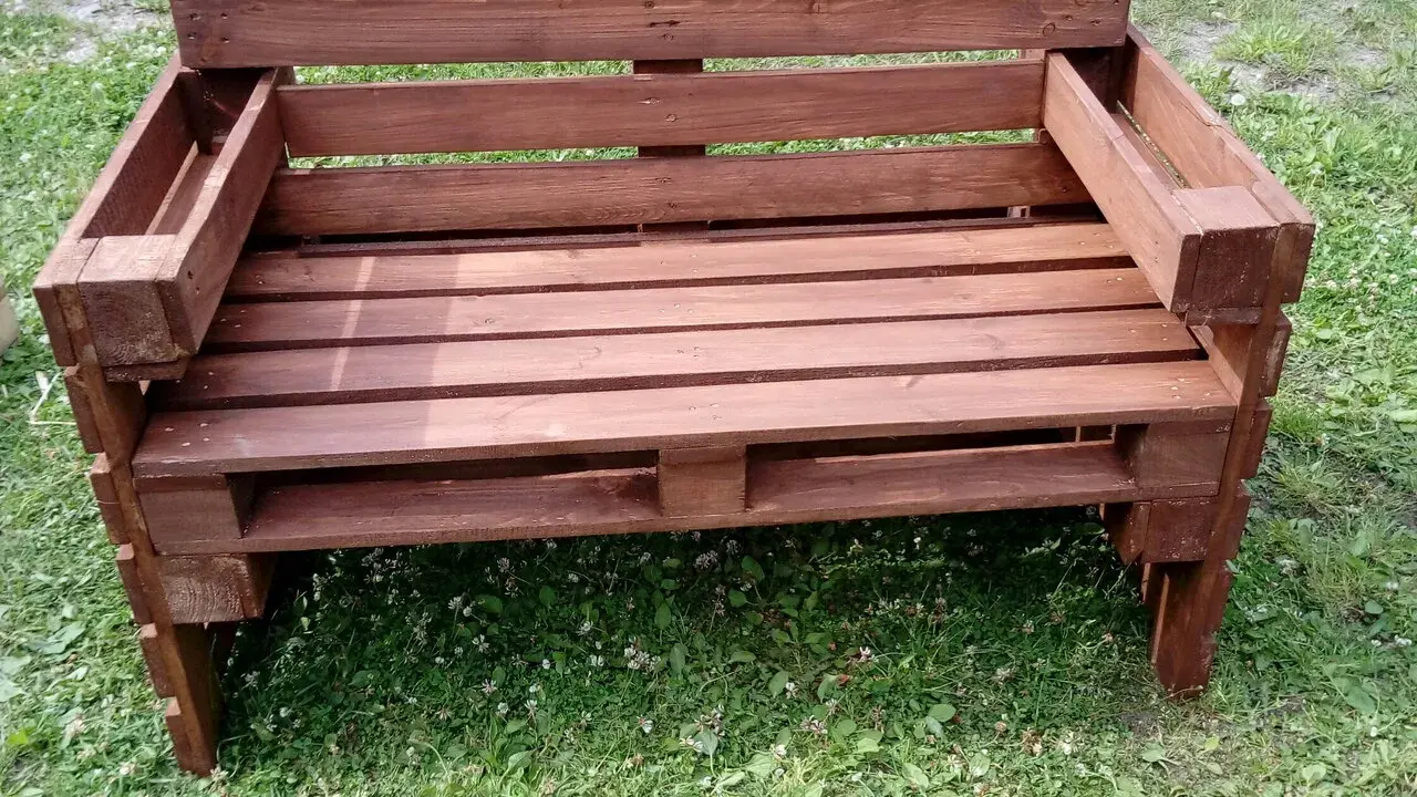 Gotowa ławka z palet, idealna do ogrodu. Prosty sposób, jak zrobić ławkę z palet, która zachwyci każdego.