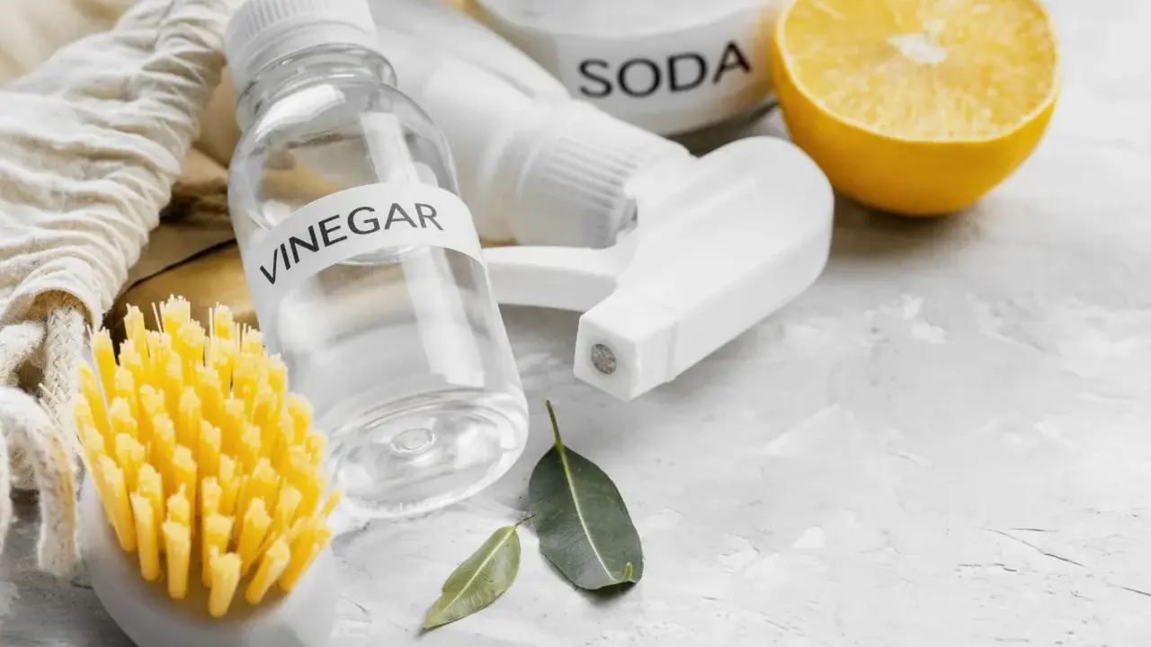 Naturalne środki do czyszczenia mikrofali: ocet, soda, cytryna i szczotka.