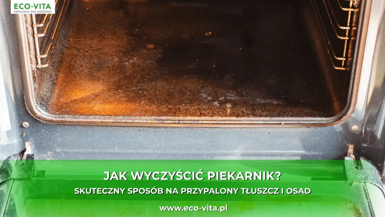 Wnętrze brudnego piekarnika, z widocznym przypalonym tłuszczem i osadem. Tekst informuje o skutecznym sposobie na czyszczenie piekarnika.