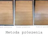 Trzy próbki drewna pokazujące efekt bielenia po kolejnych przejściach metodą prószenia.