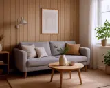 Przytulny salon z szarą kanapą, drewnianymi panelami ściennymi i roślinami. Inspiracje malowanie paneli ściennych w naturalnych barwach.