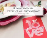Walentynkowe inspiracje na diy własnoręczny prezent. Czerwona kartka z napisem "love" i róża na stole.