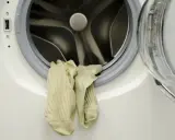 Para dowiedzieć się, jak wyczyścić pralkę, spójrz na te skarpetki wiszące przy otwartych drzwiach.