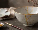 Piękna miska i talerze ozdobione złotymi żyłkami – to japońska sztuka klejenia porcelany, kintsugi.