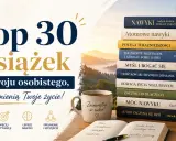 Top 30 książek z rozwoju osobistego, które zmieniają Twoje życie. Stosik inspirujących tytułów, kubek z napisem "Zainwestuj w siebie" i notatnik z hasłem "Małe kroki każdego dnia = Wielkie zmiany".