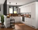 Nowoczesny salon z kuchnią i jadalnią 30m2. Białe meble kuchenne, drewniany blat, czarny zlew i okap. Duże okno z widokiem na drzewa.