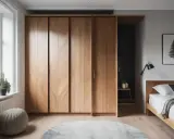Nowoczesna szafa z drzwiczkami przesuwnymi w sypialni. Jak zrobić drzwiczki przesuwne do szafki? Inspiracja drewnianymi frontami i minimalistycznym wnętrzem.