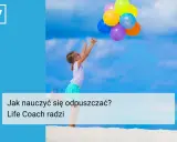 Dziewczynka łapie kolorowe balony na plaży. Czasem warto nauczyć się odpuszczać, by poczuć lekkość.