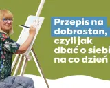 Kobieta maluje, odnajdując radość w życiu i dbając o siebie na co dzień.