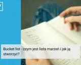 Ręka pisze na kartce notatnik, tworząc listę marzeń i celów.