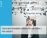 Kobieta zamyślona nad wzorami matematycznymi, które symbolizują jej wewnętrzne **kompleksy**.