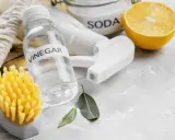 Naturalne środki do czyszczenia mikrofali: ocet, soda, cytryna i szczotka.