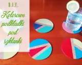 Kolorowe podkładki pod szklanki z korka, pomalowane geometrycznymi wzorami. Idealne do letnich napojów.