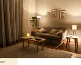 Przytulny salon z kanapą, stolikiem i dywanem. Ciepłe kolory ścian tworzą relaksującą atmosferę.