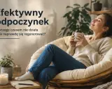 Kobieta z kubkiem w dłoniach, zrelaksowana w fotelu, uczy się, jak odpoczywać i regenerować siły.