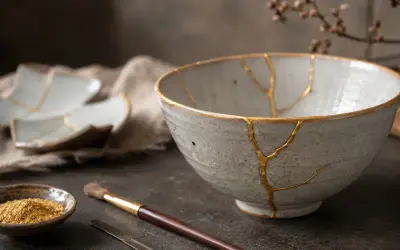 Piękna miska i talerze ozdobione złotymi żyłkami – to japońska sztuka klejenia porcelany, kintsugi.
