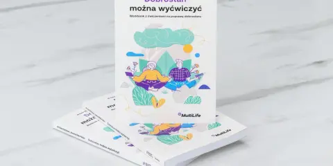 Książka "Dobrostan można wyćwiczyć" z ilustracją pary medytującej. Pomaga żyć i szczęśliwym być.