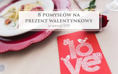 Walentynkowe inspiracje na diy własnoręczny prezent. Czerwona kartka z napisem "love" i róża na stole.