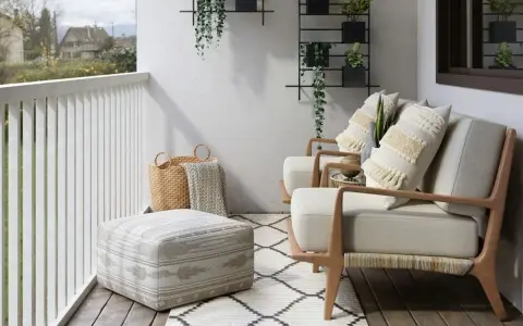 Wąski balkon w bloku inspiracje: przytulne fotele, pufy, kosze i rośliny tworzą oazę spokoju.