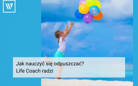 Dziewczynka łapie kolorowe balony na plaży. Czasem warto nauczyć się odpuszczać, by poczuć lekkość.
