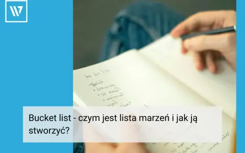 Ręka pisze na kartce notatnik, tworząc listę marzeń i celów.