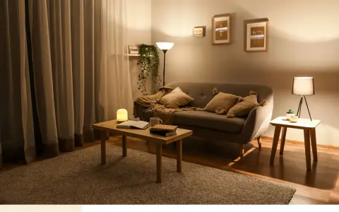 Przytulny salon z kanapą, stolikiem i dywanem. Ciepłe kolory ścian tworzą relaksującą atmosferę.