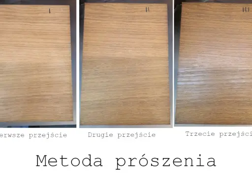 Trzy próbki drewna pokazujące efekt bielenia po kolejnych przejściach metodą prószenia.