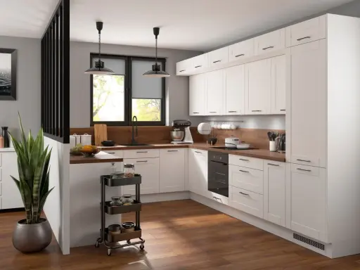 Nowoczesny salon z kuchnią i jadalnią 30m2. Białe meble kuchenne, drewniany blat, czarny zlew i okap. Duże okno z widokiem na drzewa.