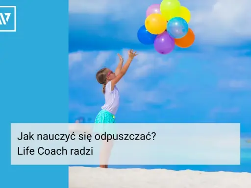 Dziewczynka łapie kolorowe balony na plaży. Czasem warto nauczyć się odpuszczać, by poczuć lekkość.