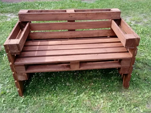 Gotowa ławka z palet, idealna do ogrodu. Prosty sposób, jak zrobić ławkę z palet, która zachwyci każdego.