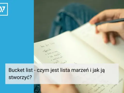 Ręka pisze na kartce notatnik, tworząc listę marzeń i celów.