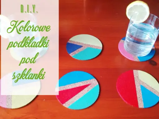 Kolorowe podkładki pod szklanki z korka, pomalowane geometrycznymi wzorami. Idealne do letnich napojów.