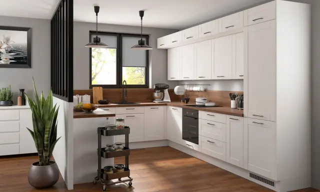 Nowoczesny salon z kuchnią i jadalnią 30m2. Białe meble kuchenne, drewniany blat, czarny zlew i okap. Duże okno z widokiem na drzewa.