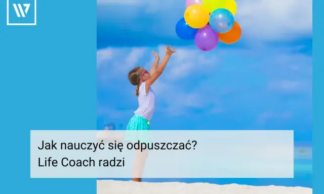 Dziewczynka łapie kolorowe balony na plaży. Czasem warto nauczyć się odpuszczać, by poczuć lekkość.