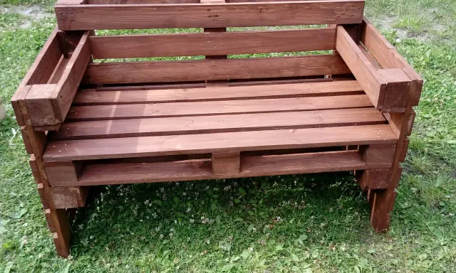 Gotowa ławka z palet, idealna do ogrodu. Prosty sposób, jak zrobić ławkę z palet, która zachwyci każdego.