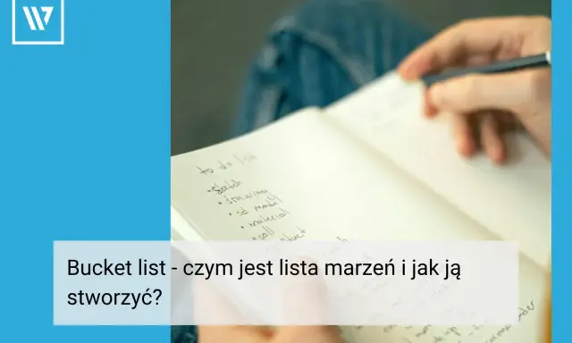 Ręka pisze na kartce notatnik, tworząc listę marzeń i celów.