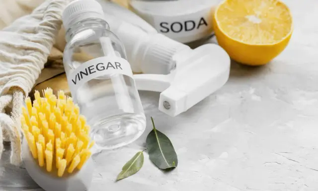 Naturalne środki do czyszczenia mikrofali: ocet, soda, cytryna i szczotka.