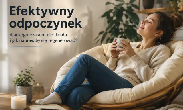 Kobieta z kubkiem w dłoniach, zrelaksowana w fotelu, uczy się, jak odpoczywać i regenerować siły.