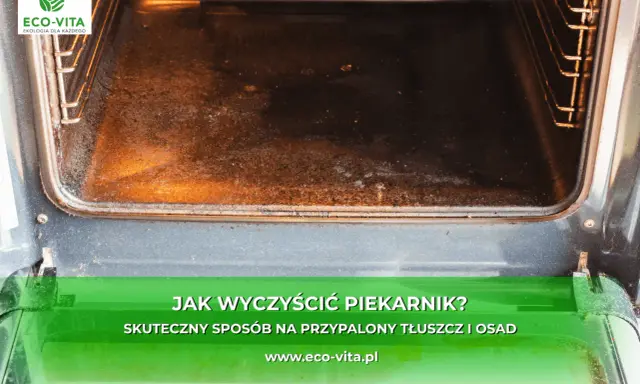 Wnętrze brudnego piekarnika, z widocznym przypalonym tłuszczem i osadem. Tekst informuje o skutecznym sposobie na czyszczenie piekarnika.